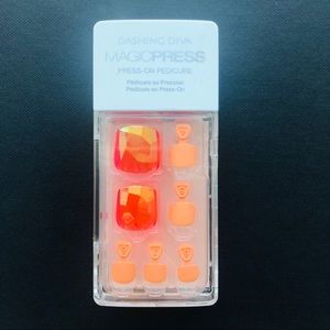 Dashing Diva - Magic Press press-on pedicure